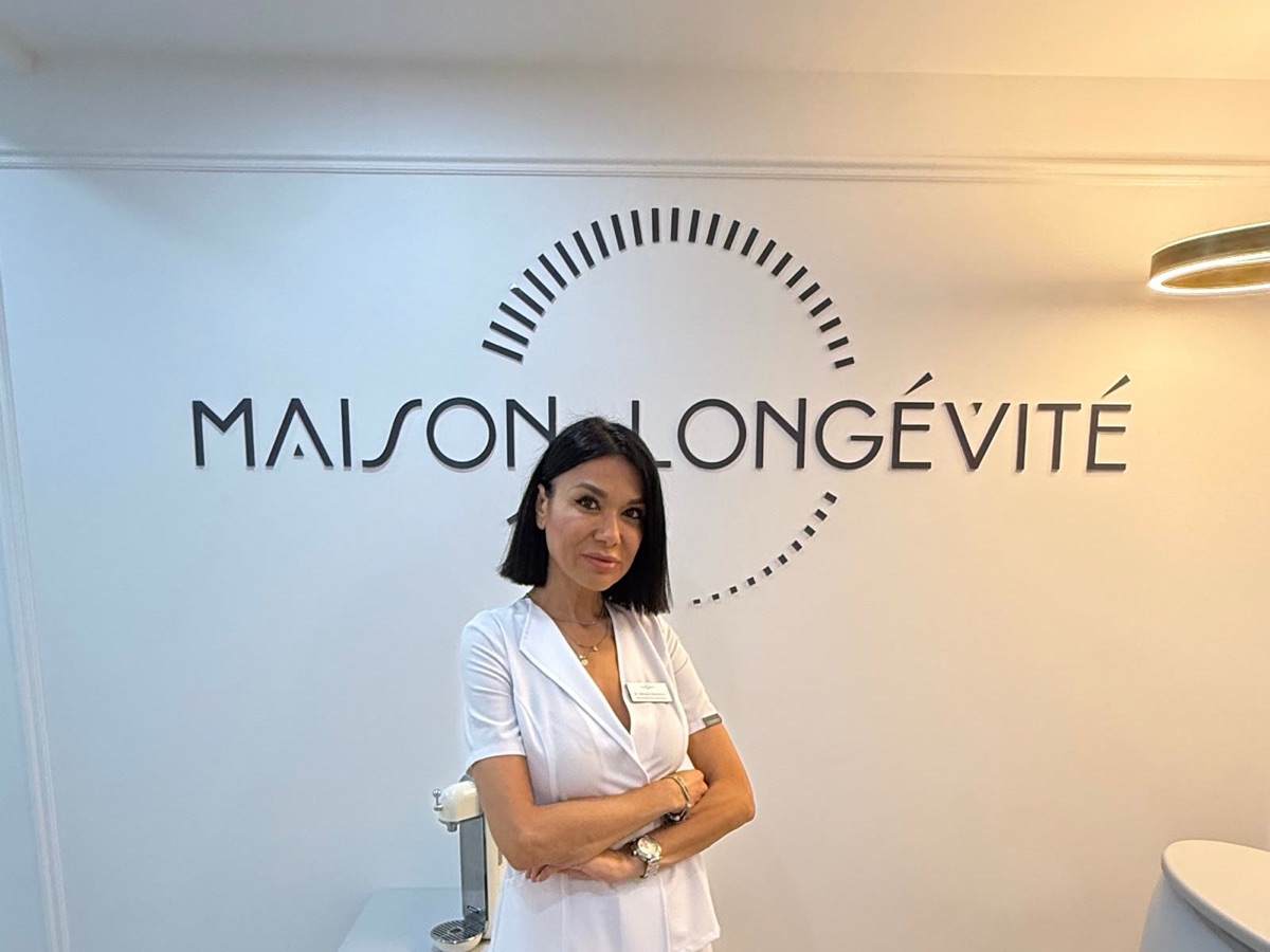 Dr. Mihaela Marinescu la recepția clinicii